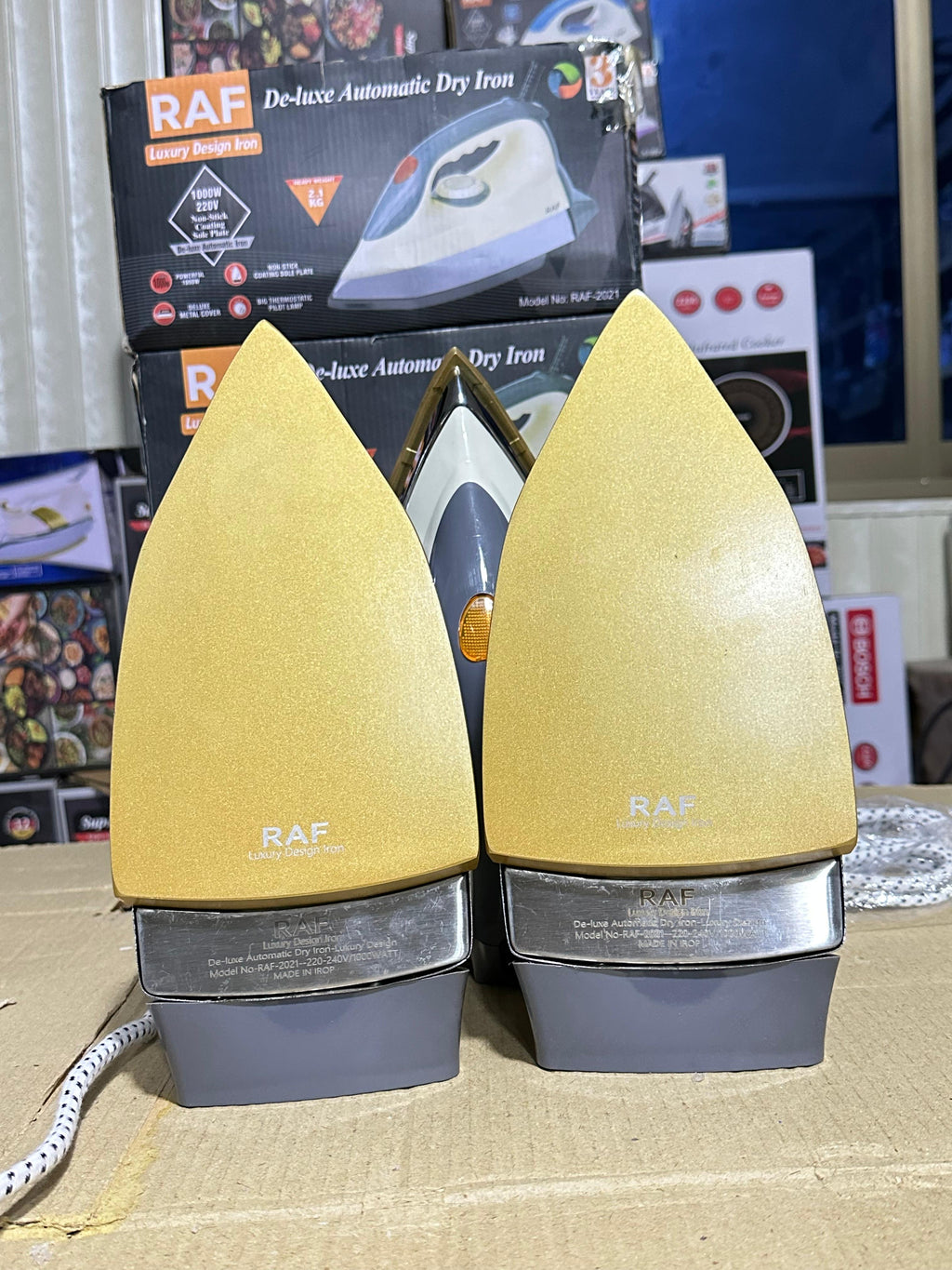 RAF Deluxe Dry Iron 1000W | 6 Temperature Settings | Non-Stick Plate