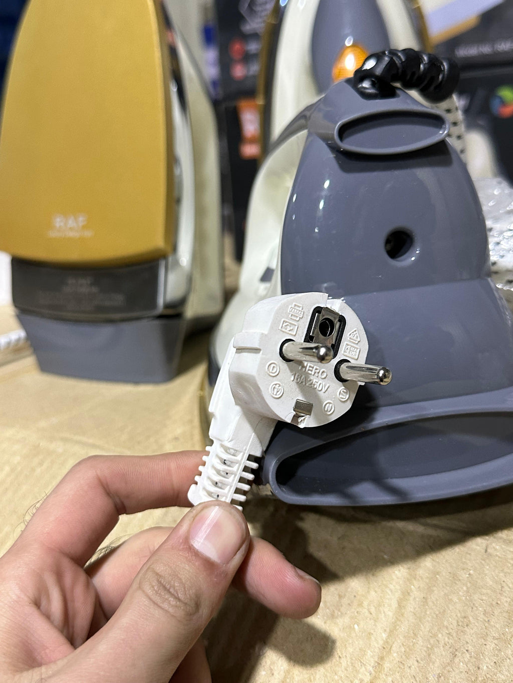 RAF Deluxe Dry Iron 1000W | 6 Temperature Settings | Non-Stick Plate