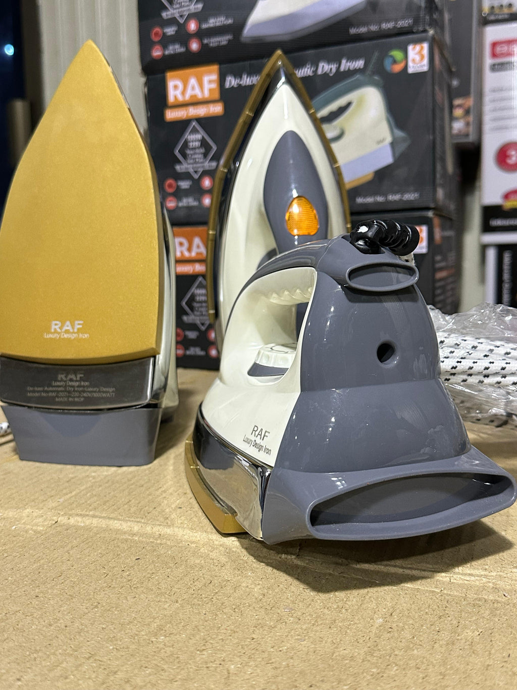 RAF Deluxe Dry Iron 1000W | 6 Temperature Settings | Non-Stick Plate